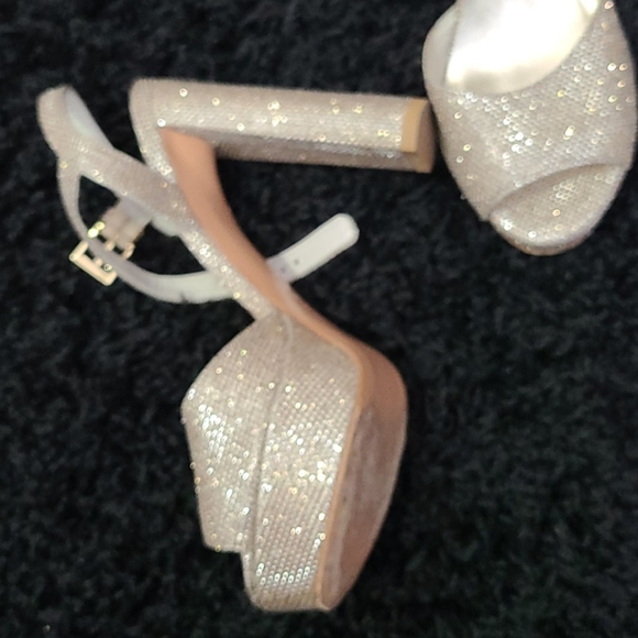 Stuart Weitzman - Picture 2 of 4